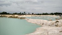 Ini nih danau kaolin, lokasinya ga jauh dari bandara.