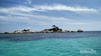 Pulau Batu Garuda yang hanya bisa diliat dari perahu. Indah kan warna airnya dan awannya.....?