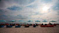 Bersantai Menanti Matahari Terbenam di Ombak Sunset Resort
