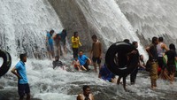 Dibawah Air Terjun