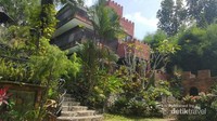 Tampak luar salah satu vila di Edensor Hills