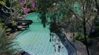 Kolam renang tampak dari podium