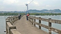Jembatan penghubung antara Pulau Pasaran dengan daratan Lampung.