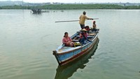 Berperahu juga bisa di Pulau Pasaran