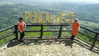 Pemandangan dari atas Puncak Becici sungguh indah