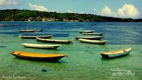 Perahu-perahu kecil di tempat budidaya rumput laut