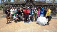Foto dokumentasi dengan semua anggota Traveler