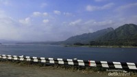 Dari kejauhan perbukitan mendominasi