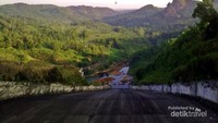 PLTA Wadaslintang di bawah sana
