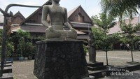 Patung pasar Triwindu