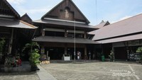 Pasar Triwindu dari depan