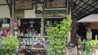Sebuah kios barang antik di Pasar Triwindu