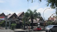 Pasar Triwindu dari seberang Jl Diponegoro