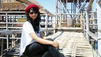 Menikmati Pemandangan di Gazebo