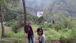 Liburan Beda ke Bandung, Trekking ke Curug Malela