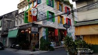 Kafe Blue Smile ruang roof top lounge dan free WiFi