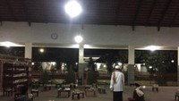 Mengunjungi makam guru besarnya pada pukul 1 malam hingga subuh untuk mengirimi do,a dan lanutnan ayat suci al quran kepada almarhum.