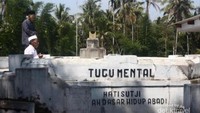 sholat dan berdoa di monumen dimana gurunya sering bertafakur.