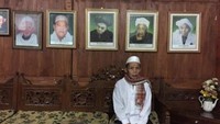 Mengunjungi rumah guru semasa mudanya dengan jajaran foto para pendahulu lainya yang sudah meninggal..
