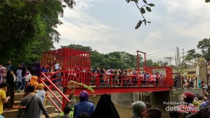Liburan di Bantaran Sungai Ala Bandung