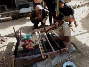 Liburan di Flores, Jangan Lupa Beli Kain Songketnya!