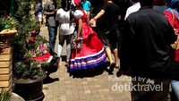 Bangunan toko suvenir dan tempat makan