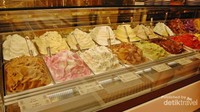 Ada 20 pilihan rasa gelato, semua terlihat enak