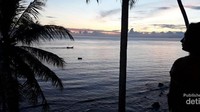 Menunggu sunrise dari depan kamar Fredies Santai Sumur Tiga, Sabang