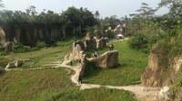 Pengunjung bisa berfoto di atas tebing.
