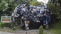 Replika gajah yang terbuat dari puluhan limbah televisi