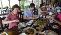 Acara makan-makan di perkebunan anggur