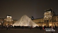 Museum Louvre di malam hari