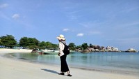 Pantai Tanjung Tinggi yang memiliki banyak batu besar