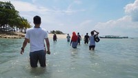 Kapal tidak boleh merapat ke pantai, sehingga kita harus berjalan sejauh kurang lebih 50 meter