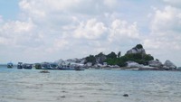 meski tak dapat naik ke mercusuar kita masih bisa menikmati keindahan pantai pulau lengkuas ini.