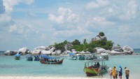 Pasir yang putih dan lembut membuat kita betah berlama - lama di pantai ini
