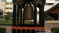 Lonceng Cakra Donya berada di depan museum