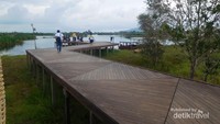 Dermaga dari rumah keong menuju ke danau