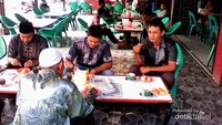 Traveler ngopi bareng dengan para pengunjung lainnya