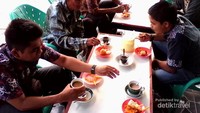 Suasana ngopi di warung di kawasan Samahani Aceh Besar