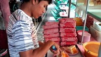 Menyiapkan roti selai