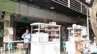 Kalau sore giliran martabak atau mie aceh yang menemani