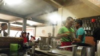 Sedang siap-siap mempertunjukan cara membuat kopi aceh