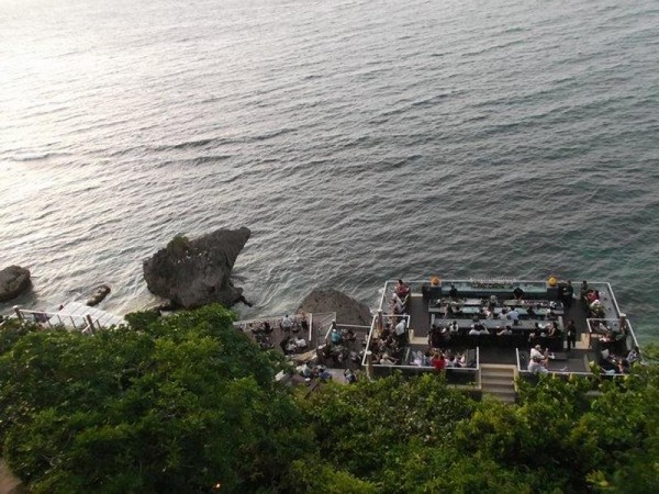 Liburan Ke Bali Santai Dulu Di Rock Bar