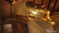 Bagian kepala Buddha yang semuanya dilapisi emas