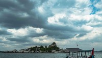 Tumpukan batu Granit, sedikitpun tidak terkikis  oleh hantaman ombak air laut