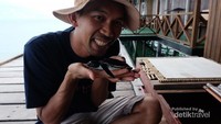 Foto bareng anak penyu atau tukik. Kabarnya akan segera dilepaskan ke laut