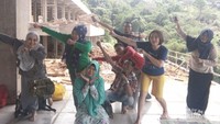 Aula di pura dengan pemandangan kaki gunung salak