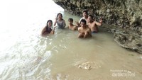 Mandi, biar terasa liburan di pantainya