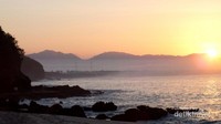 Menyambut mentari pagi Pantai Papuma.